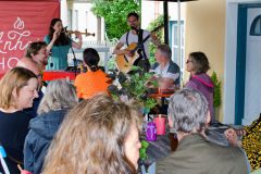 B1-Anzeizholz-mit-ihrem-bayerischen-Folk-im-Cafe-Leelas-scaled